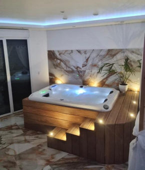 Suite La Boheme avec jacuzzi vu sur Pic Saint Loup